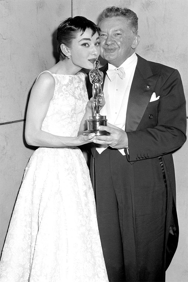 Audrey Hepburn là người khởi xướn cho việc hôn vào bức tượng