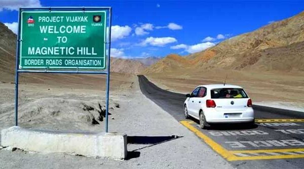 Bí ẩn ở ngọn đồi “kỳ lạ”: Nơi ô tô tắt máy vẫn tự lên dốc