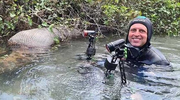 Rùng mình phút đối mặt với trăn khổng lồ dài hơn 7m