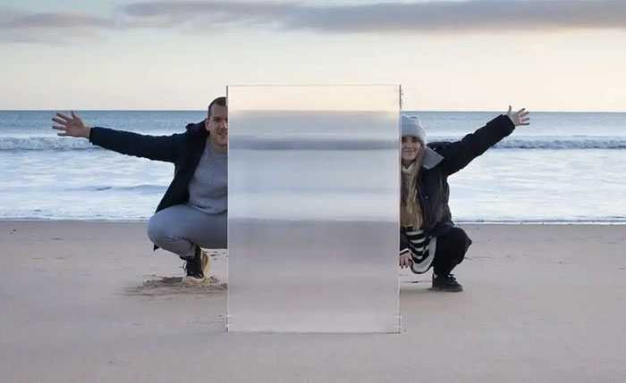 Theo Invisibility Shield Co., khiên của họ hoạt động tốt nhất khi được sử dụng trên nền đồng nhất.