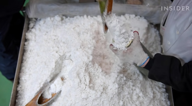 Mọi công đoạn làm muối tre đều được thực hiện bằng tay.