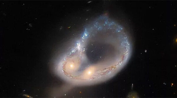 Ảnh sốc từ NASA/ESA: “Cửa sổ” vượt thời gian 2 tỉ năm cho chúng ta?