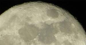 Liên tục trúng “bom vũ trụ”, Mặt trăng lăn đi 10 độ