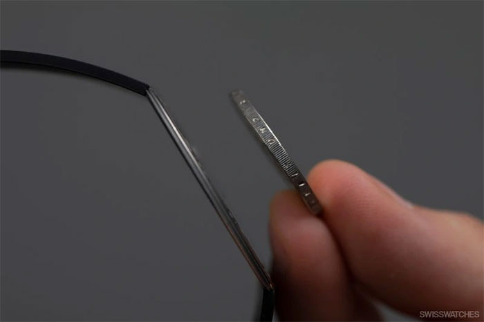 So sánh độ mỏng của đồng hồ Richard Mille RM UP-01 Ferrari (trái) và đồng xu 2 euro