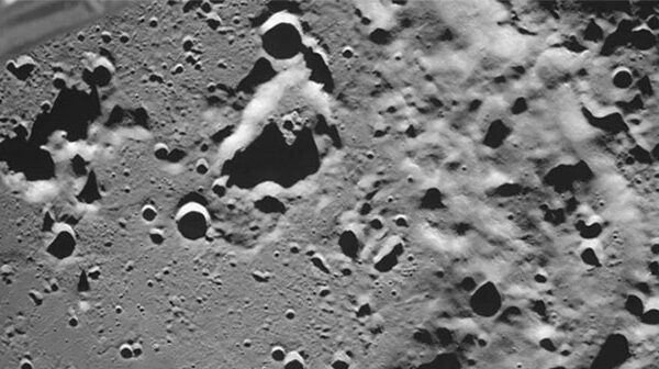 Hình ảnh núi lửa trên Mặt trăng được chụp bởi tàu vũ trụ Luna-25