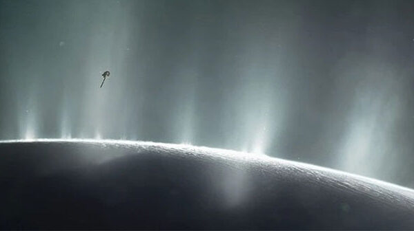 Kính viễn vọng James Webb phát hiện cảnh hiếm thấy từ mặt trăng của sao Thổ