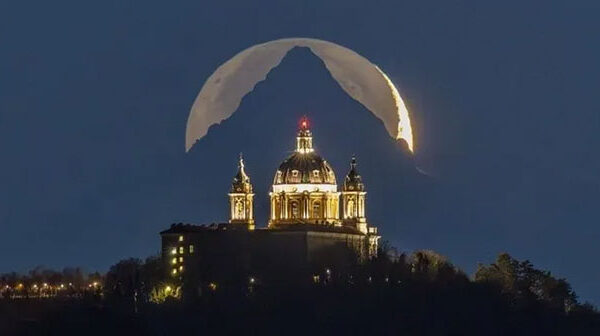 Nhiếp ảnh gia canh chờ 6 năm bắt một khoảnh khắc đáng kinh ngạc của Mặt trăng