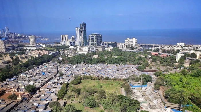 Dưới chân những toà nhà chọc trời ở Mumbai là những khu ổ chuột
