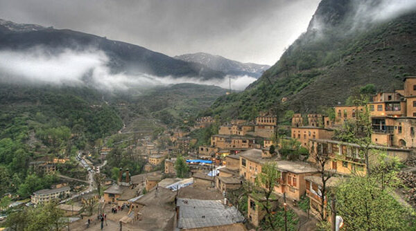 Ngôi làng độc nhất vô nhị: Mái nhà trở thành đường đi lại của cư dân!