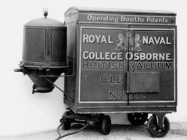 Chiếc máy hút bụi đầu tiên ra mắt vào năm 1901.
