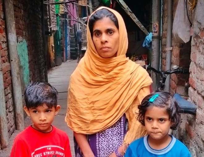 Khatoon cùng các con bên ngoài ngôi nhà của mình