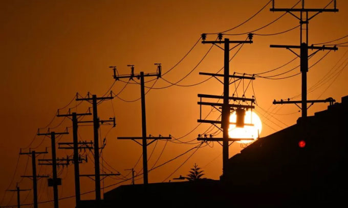 duong-day-dien Mặt trời lặn sau các đường dây điện trong đợt nắng nóng ở Los Angeles, California