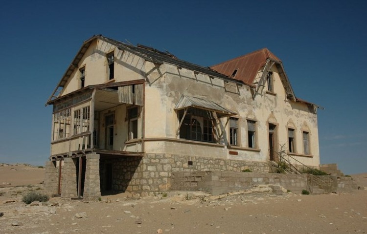 Sau khi một kiến trúc sư người Đức rời khỏi thị trấn Kolmanskop vào năm 1954, thị trấn này đã bị bỏ hoang cho đến nay. Sau khi một kiến trúc sư người Đức rời khỏi thị trấn Kolmanskop vào năm 1954, thị trấn này đã bị bỏ hoang cho đến nay.