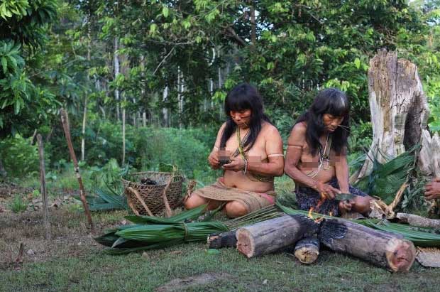 bo-lac-matses-5 Hai người phụ nữ Matses đang chuẩn bị đồ ăn.