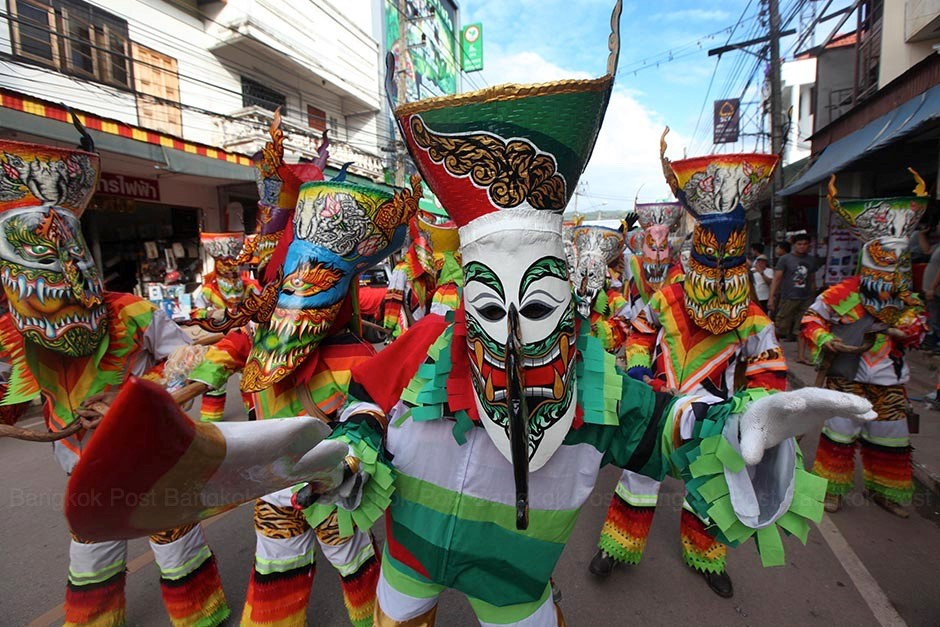 Người tham gia lễ hội thường mặc trang phục như ma quỷ và đeo mặt nạ. Người tham gia lễ hội thường mặc trang phục như ma quỷ và đeo mặt nạ.