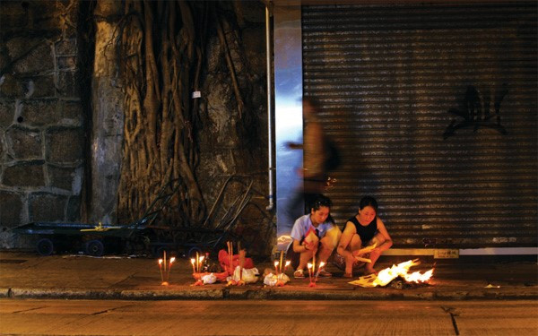Trong ngày rằm và cả tháng cô hồn, cũng như người Việt Nam, người dân Trung Quốc chuẩn bị cơm cúng, đốt mã gồm tiền, quần áo Trong ngày rằm và cả tháng cô hồn, cũng như người Việt Nam, người dân Trung Quốc chuẩn bị cơm cúng, đốt mã gồm tiền, quần áo