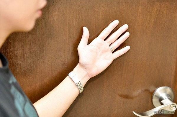 Cảm nhận sức nóng của cánh cửa bằng mu bàn tan. Trọn bộ bí kíp thoát thân khi gặp hỏa hoạn