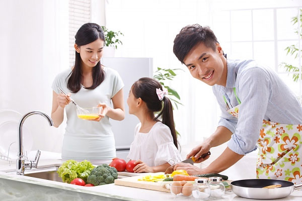 Các chuyên gia an toàn khuyến cáo không nên đi dép tông trong nhà bếp.