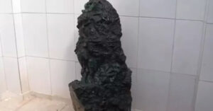 Thợ mỏ Brazil phát hiện khối ngọc bích quý nặng 3,6 tạ