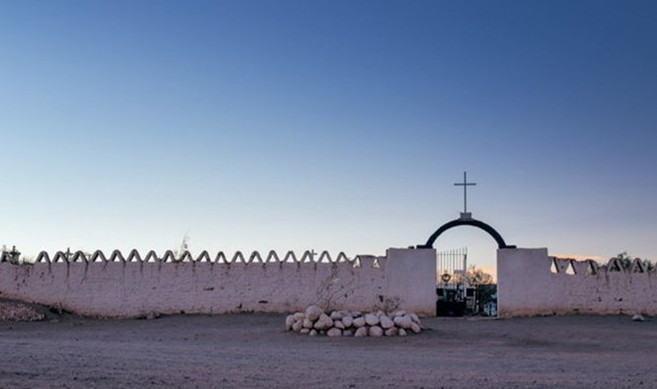 Thắp nến và chơi nhạc cổ điển ở nghĩa trang. Thắp nến và chơi nhạc cổ điển ở nghĩa trang.