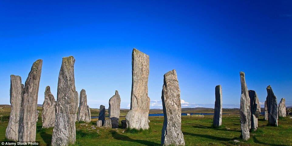 Bãi đá cổ Callanish nằm trên trên đảo Lewis là công trình của các bộ lạc thời tiền sử.