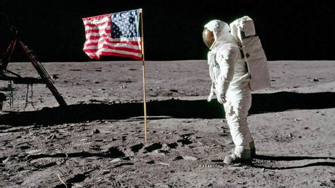 Sứ mệnh Apollo 11 đưa con người đặt chân lên Mặt trăng lần đầu tiên vào năm 1969.