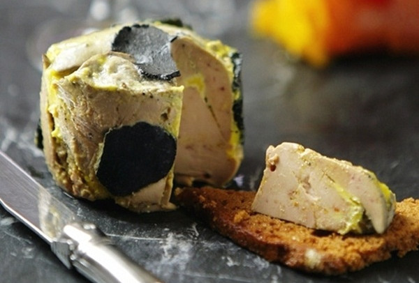 Gan ngỗng vỗ béo có giá không hề rẻ chút nào - khoảng 2 - 3 triệu/kg. Gan ngỗng vỗ béo có giá không hề rẻ chút nào - khoảng 2 - 3 triệu/kg.